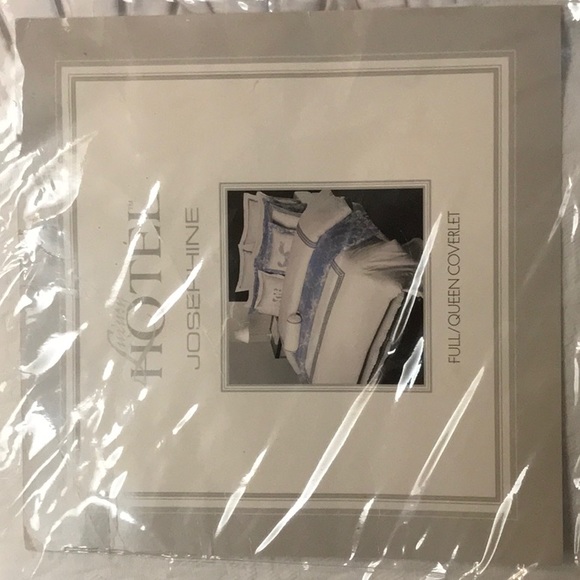 LUXURY HOTEL COVERLET-NEW - Picture 3 of 6